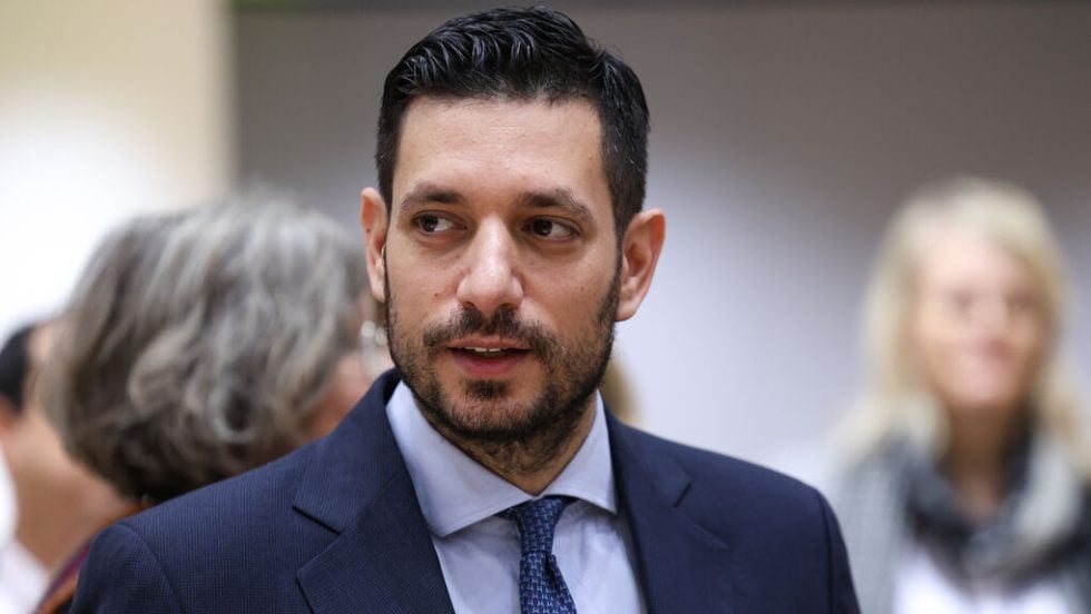 Πυρά κατά Κυρανάκη και εκρήξεις